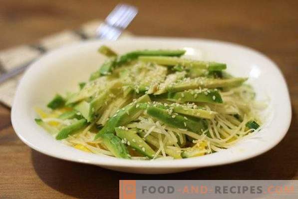 Ensalada de aguacate con queso y pepino