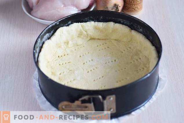 Pastel abierto con pollo y papas debajo de la corteza de queso