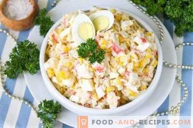 Ensaladas con palitos de maíz y cangrejo