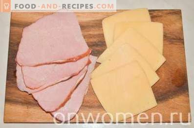 Rollitos de pollo con jamón y queso en una sartén
