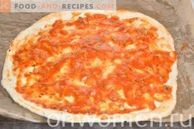 Pizza con salchicha y champiñones sobre masa de levadura