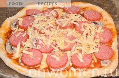 Pizza con salchicha y champiñones sobre masa de levadura
