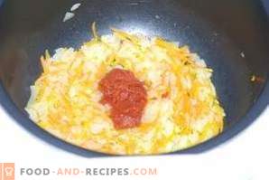 Sopa de arroz con albóndigas en una olla de cocción lenta
