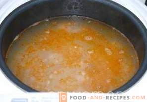 Sopa de arroz con albóndigas en una olla de cocción lenta
