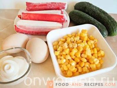 Ensalada de palitos de cangrejo con maíz, huevos y pepinos
