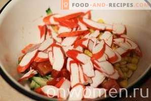 Ensalada con palitos de cangrejo, tomates y maíz