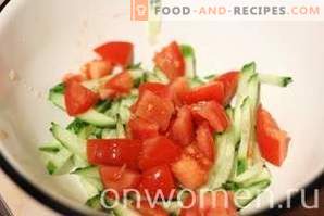 Ensalada con palitos de cangrejo, tomates y maíz