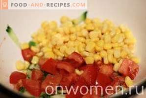 Ensalada con palitos de cangrejo, tomates y maíz