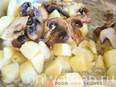 Patata frita con champiñones en una sartén