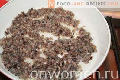 Minced meat patties with mushrooms