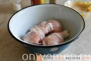 Muslos de pollo asados ​​en una olla de cocción lenta