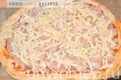 Pizza con pollo y champiñones sobre masa de levadura