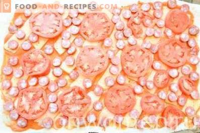 Pizza con salchichas de caza y tomates