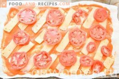 Pizza con salchichas de caza y tomates
