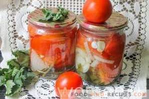 Tomates con rodajas con cebolla y mantequilla para el invierno