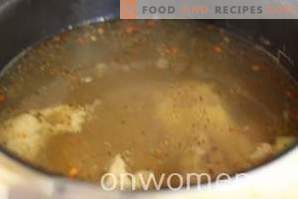 Sopa de patata con cordero en una olla de cocción lenta
