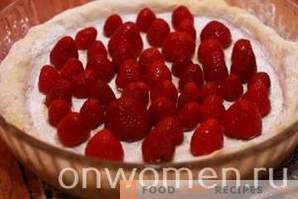 Tarta de fresas hecha de masa de levadura