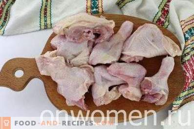 Calabaza con pollo en una olla de cocción lenta