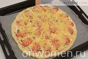 Pizza con salchicha, champiñones, queso y tomates