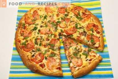 Pizza con salchicha, champiñones, queso y tomates