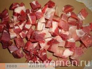Carne con papas y champiñones en ollas en el horno