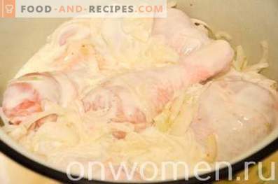 Muslos de pollo al horno en kéfir en una olla de cocción lenta