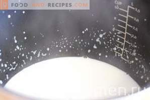 Gachas de sémola con leche en una olla de cocción lenta