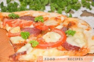Pizza com salame e mussarela em massa de levedura