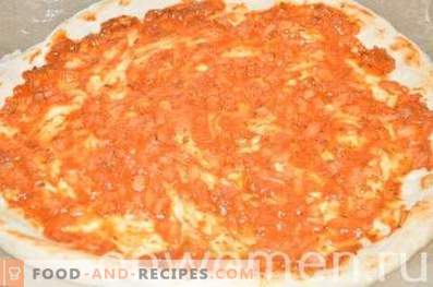 Pizza com salame e mussarela em massa de levedura