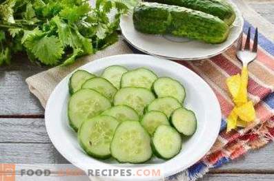 Gezouten komkommer met knoflook en instant greens