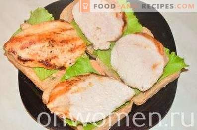 Sándwich de pollo, queso y verduras