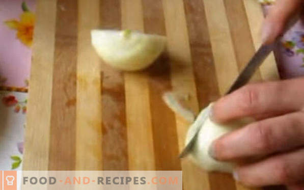 Muslos de pollo, horneados con papas en el horno, debajo de una corteza crujiente, en una manga, papel aluminio, con queso