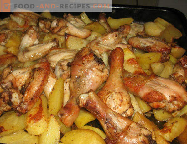 Muslos de pollo, horneados con papas en el horno, debajo de una corteza crujiente, en una manga, papel aluminio, con queso