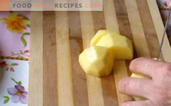 Muslos de pollo, horneados con papas en el horno, debajo de una corteza crujiente, en una manga, papel aluminio, con queso