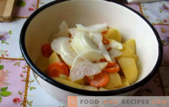 Muslos de pollo, horneados con papas en el horno, debajo de una corteza crujiente, en una manga, papel aluminio, con queso