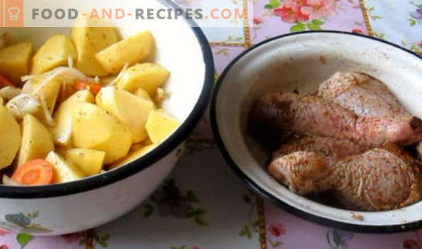 Muslos de pollo, horneados con papas en el horno, debajo de una corteza crujiente, en una manga, papel aluminio, con queso